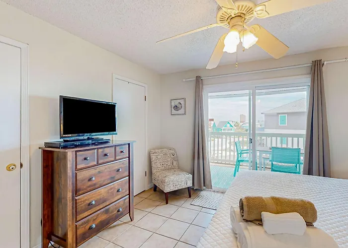 Holiday home Waterfront With Shared Pool & Pier Gas Grill Balcony & Ac *