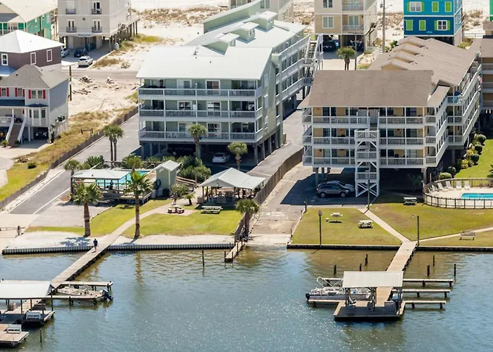 Holiday home Waterfront With Shared Pool & Pier Gas Grill Balcony & Ac *